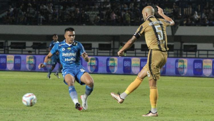 Gelandang Persib, Rachmat Irianto mencoba menggangu pergerakan bek Dewa United Ristro Mitrevski pada pekan ketiga Liga 1 di stadion GBLA, Jumat (14/07/23).