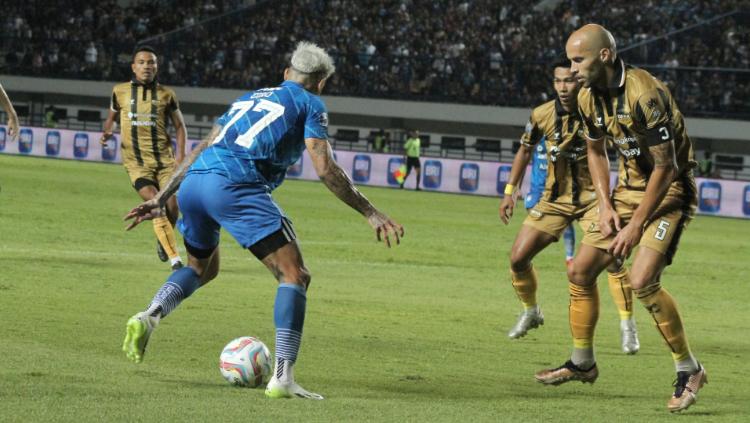 Striker Persib, Ciro Alves saat mencoba melewati hadangan bek Dewa United Risto Mitrevski pada pekan ketiga Liga 1 di stadion GBLA, Jumat (14/07/23).