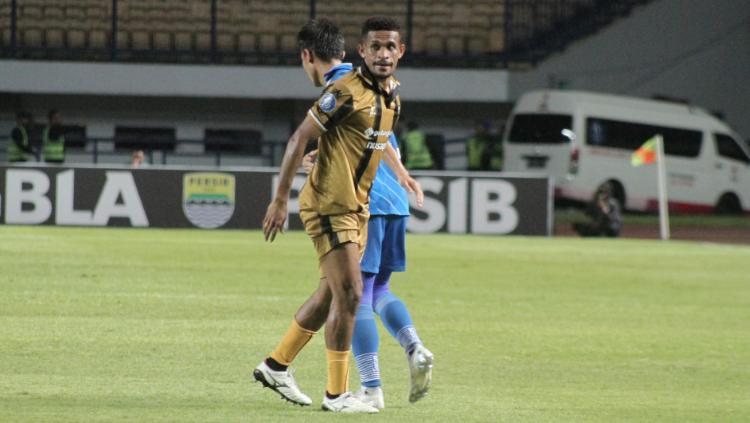 Ada tiga momen tak terlupakan tentang Ricky Kambuaya yang terpancing emosi dan mengamuk di lapangan hijau, terkini saat menghadapi Bali United. - INDOSPORT