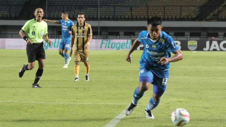Aksi winger Persib, Febri Hariyadi pada laga pekan ketiga Liga 1 melawan Dewa United di stadion GBLA, Jumat (14/07/23).