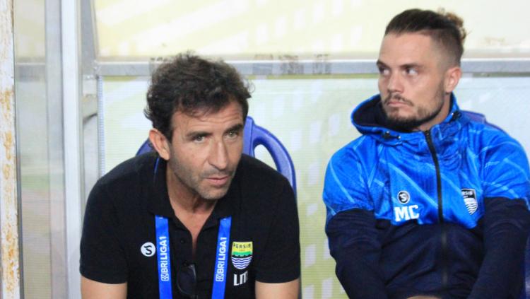 Mantan pelatih Persib, Luis Milla (kiri) saat mendampingi timnya pada laga pekan ketiga Liga 1 melawan Dewa United di stadion GBLA, Jumat (14/07/23).