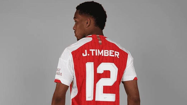 Raksasa Liga Inggris (Premier League), Arsenal, baru saja meresmikan rekrutan baru keduanya yakni Jurrien Timber dari Ajax Amsterdam. - INDOSPORT
