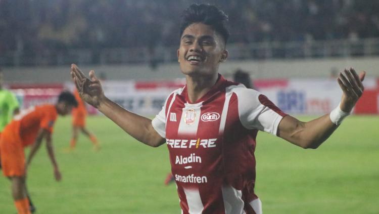 Selebrasi striker Persis Solo, Ramadhan Sananta usai mencetak gol ke gawang Borneo FC pada laga pekan ketiga Liga 1 2023/2024 di stadion Manahan, Sabtu (15/07/23).
