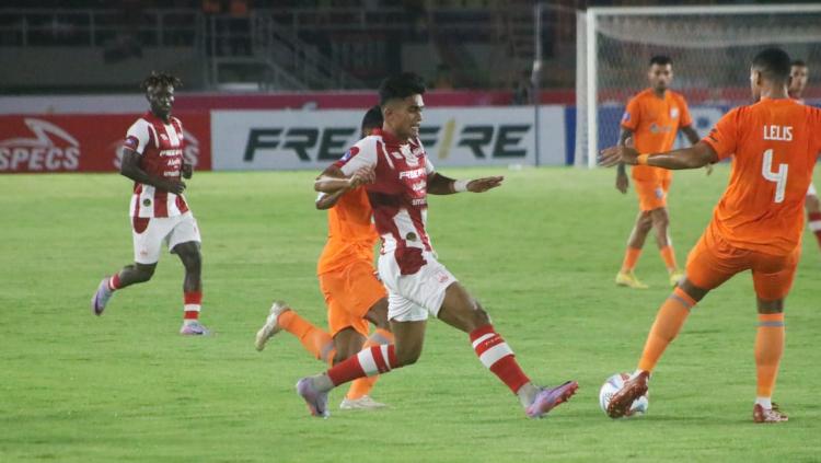 Bek Borneo FC, Leonardo Silva Lelis (kanan) mencoba menghalau bola dari kaki striker Persis Solo, Ramadhan Sananta pada laga pekan ketiga Liga 1 2023/2024 di stadion Manahan, Sabtu (15/07/23).