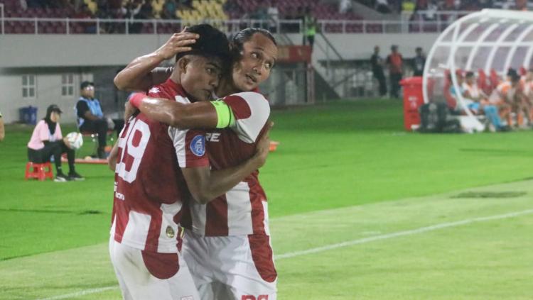 Kapten Persis Solo, Rian Miziar (kanan) memeluk Ramadhan Sananta usai mencetak gol kedua ke gawang Borneo FC pada laga pekan ketiga Liga 1 2023/2024 di stadion Manahan, Sabtu (15/07/23).