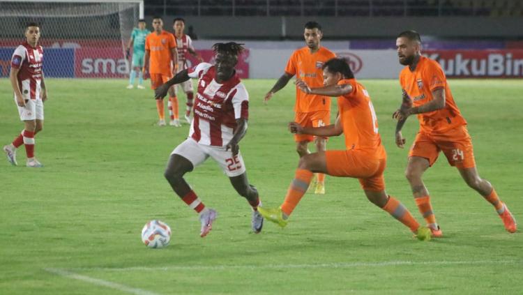 Pemain Persis Solo, Moussa Sidibe (kiri) mencoba melewati hadangan gelandang Borneo FC, Adam Alis pada laga pekan ketiga Liga 1 2023/2024 di stadion Manahan, Sabtu (15/07/23).