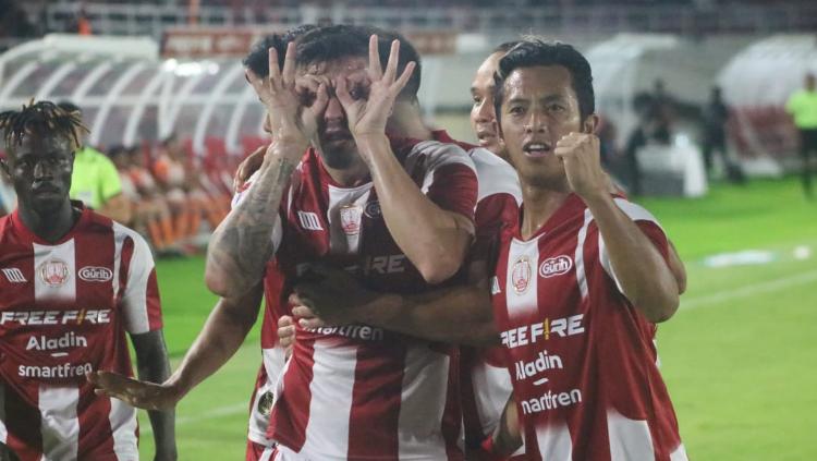 Para pemain Persis Solo merayakan gol yang dicetak oleh Fernando Rodriguez ke gawang Borneo FC pada laga pekan ketiga Liga 1 2023/2024 di Stadion Manahan, Sabtu (15/07/23).
