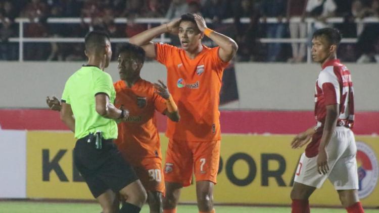 Dua pemain Borneo FC, M.Sihran dan Matheus Pato mempertanyakan keputusan wasit pada laga pekan ketiga Liga 1 2023/2024 melawan Persis Solo di stadion Manahan, Sabtu (15/07/23).