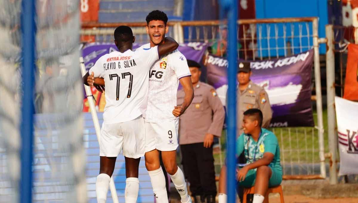 Selebrasi pemain Persik Flávio Silva merayakan gol yang dicetak oleh Jefinho ke gawang Arema pada laga pekan ketiga Liga 1 di Stadion Brawijaya (Kediri), Sabtu (15/07/23). (Foto: MO Persik Kediri)