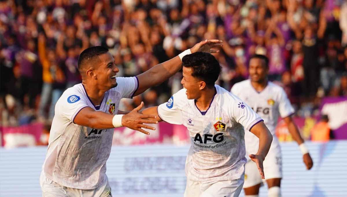 Selebrasi pemain Persik, Renan Silva dan teman setimnya usai mencetak gol ke gawang Arema FC pada laga pekan ketiga Liga 1 di Stadion Brawijaya (Kediri), Sabtu (15/07/23). (Foto: MO Persik Kediri)
