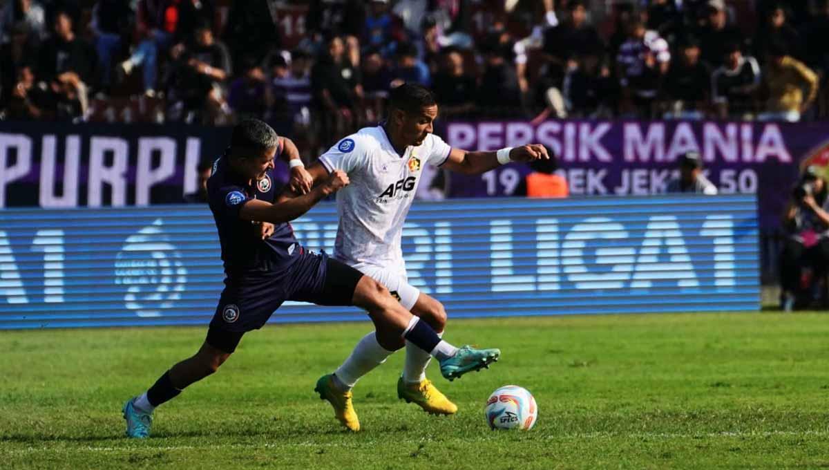 Pemain Arema FC berusaha menghalau serangan dari kaki pemain Persik Renan Silva pada laga pekan ketiga Liga 1 di Stadion Brawijaya (Kediri), Sabtu (15/07/23). (Foto: MO Persik Kediri)