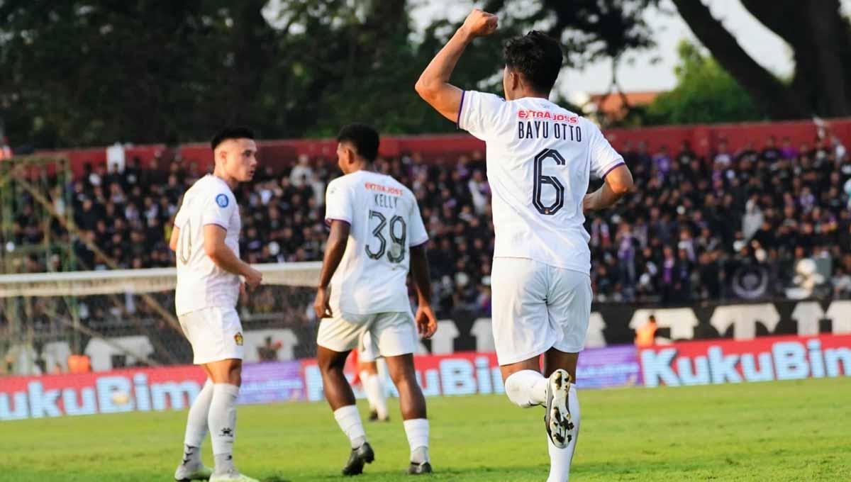Selebrasi pemain Persik Bayu Otto denagn rekan setimnya usai mencetak gol ke gawang Arema FC pada laga pekan ketiga Liga 1 di Stadion Brawijaya (Kediri), Sabtu (15/07/23). (Foto: MO Persik Kediri)