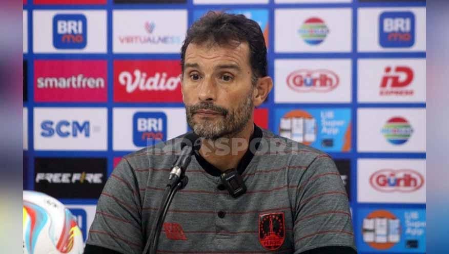 Pelatih Persis Solo, Leonardo Medina Arellano. (Foto: Nofik Lukman Hakim/INDOSPORT)