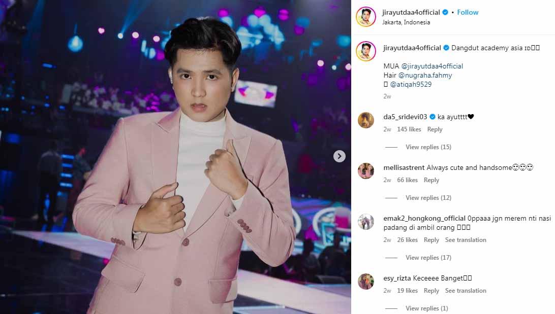Penyanyi dangdut ternama, Jirayut, bertanding bulutangkis melawan Andika Mahesa, di Turnamen Olahraga Selebriti Indonesia viral di dunia maya karena disebut mirip Chiharu Shida (Foto: Instagram@jirayutdaa4official)