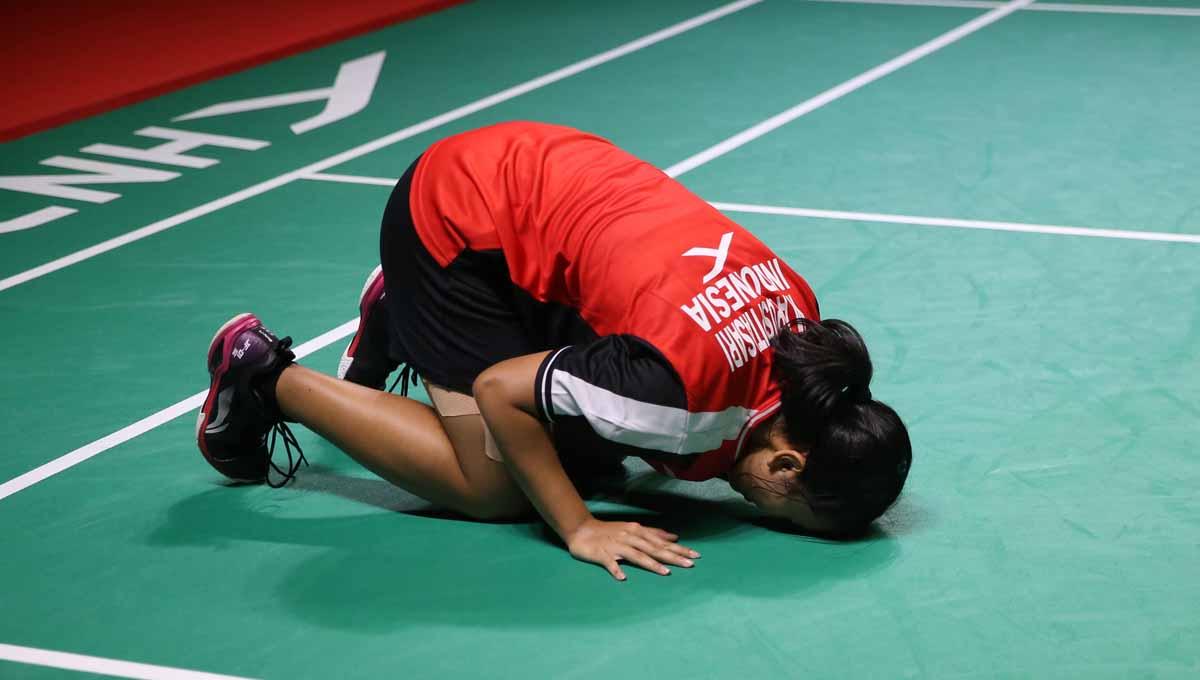 Mutiara Ayu Puspitasari sujud syukur usai menjuarai sektor tunggal putri Badminton Asia Junior Championships (AJC) 2023 di Among Rogo Sports Hall, Yogyakarta, Minggu (16/07/23). (Foto: PBSI)