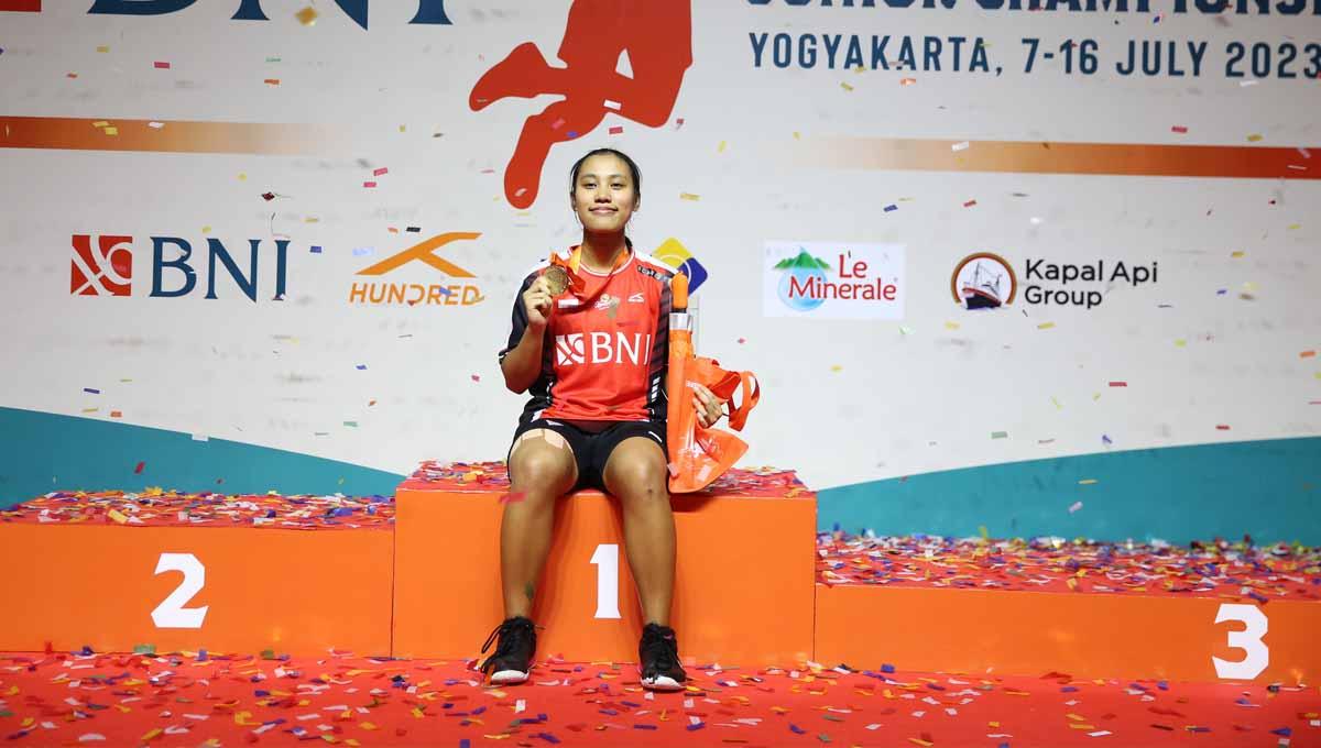 Mutiara Ayu Puspitasari naik podium tertinggi sektor tunggal putri Badminton Asia Junior Championships (AJC) 2023 di Among Rogo Sports Hall, Yogyakarta, Minggu (16/07/23). (Foto: PBSI)