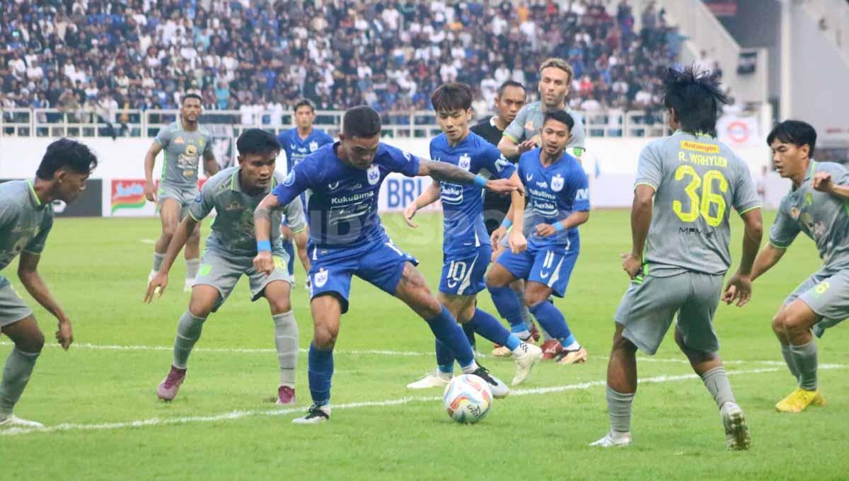 Pemain PSIS Semarsang, Paulo Domingos Gali mendapat kawalan ketat pemain Persebaya pada pertandingan pekan ketiga Liga 1 di Stadion Jatidiri (Semarang), Minggu (16/07/23).