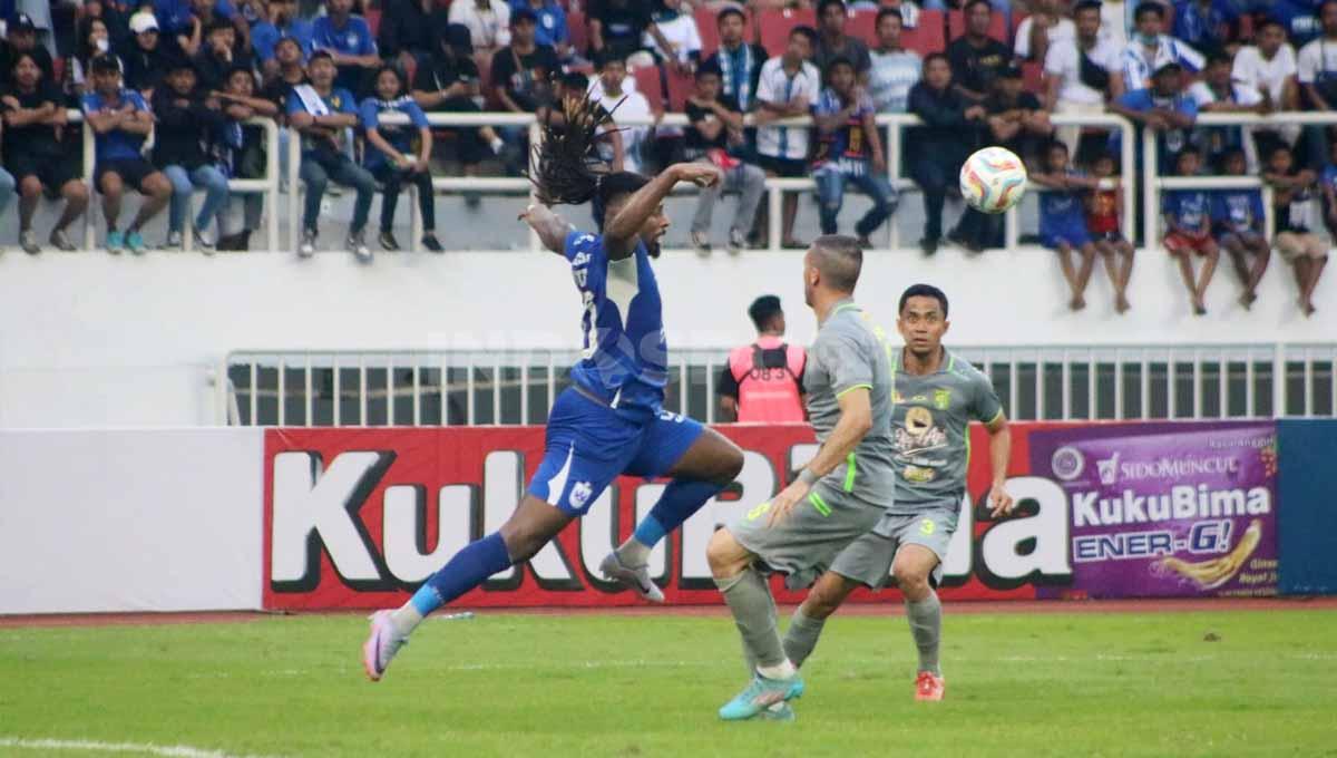 Aksi kungfu pemain PSIS Semarang, Carlos Fortes melewati dua pemain Persebaya pada pertandingan pekan ketiga Liga 1 di Stadion Jatidiri (Semarang), Minggu (16/07/23).
