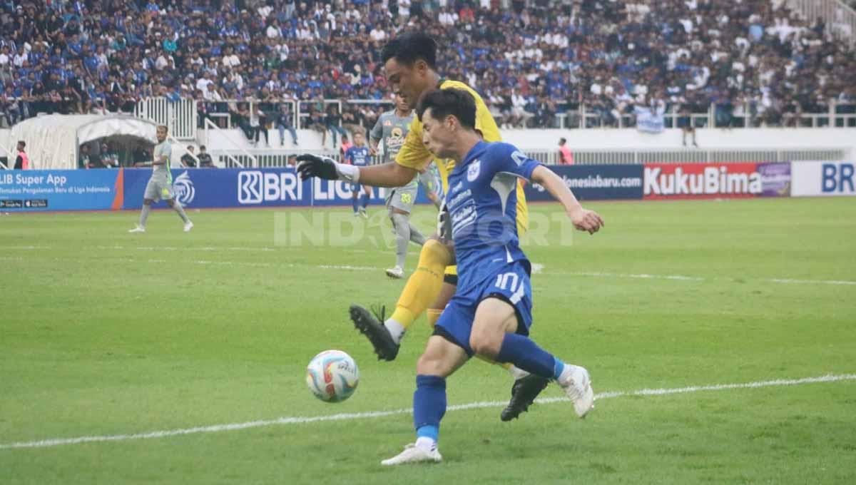 Duel pemain PSIS Semarang, Taisei Marukawa dengan kiper persebaya, Ernando Ari pada pertandingan pekan ketiga Liga 1 di Stadion Jatidiri (Semarang), Minggu (16/07/23).