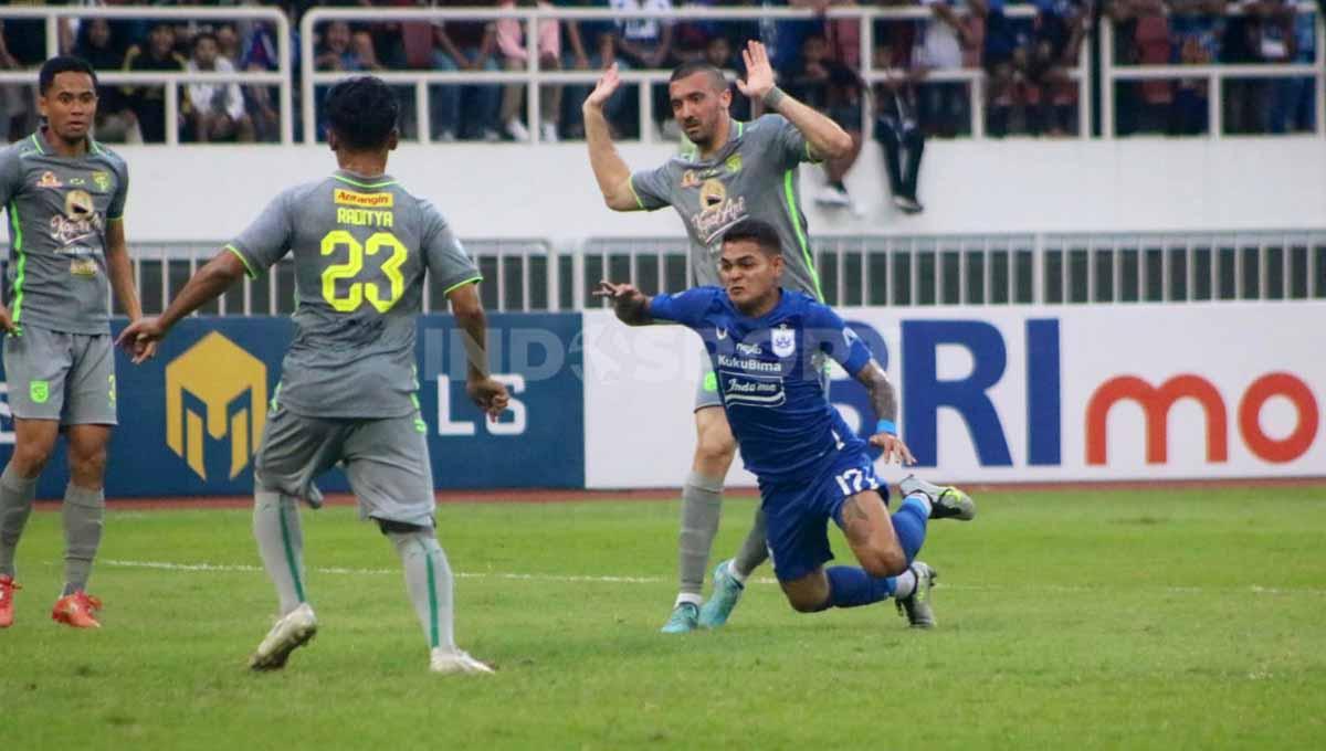 Pemain PSIS Semarang, Paulo Domingos Gali di jatuhkan pemain Persebaya pada pertandingan pekan ketiga Liga 1 di Stadion Jatidiri (Semarang), Minggu (16/07/23).