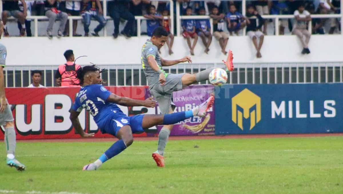 Duel Pemain PSIS Semarang, Carlos Fortes dengan pemain Persebaya pada pertandingan pekan ketiga Liga 1 di Stadion Jatidiri (Semarang), Minggu (16/07/23).