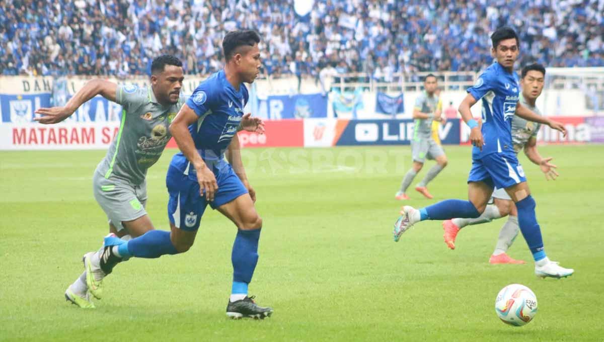 Pemain PSIS Semarang berusaha menghindar kejaran pemain Persebaya pada pertandingan pekan ketiga Liga 1 di Stadion Jatidiri (Semarang), Minggu (16/07/23).