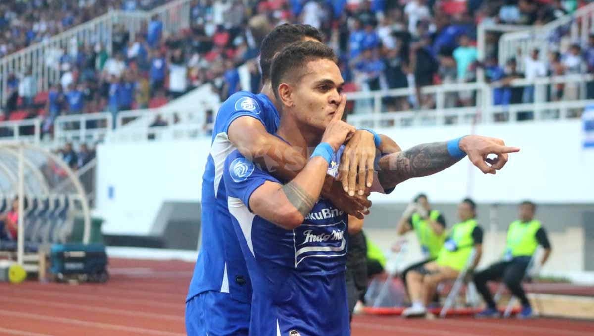 Selebrasi pemain PSIS Semarang, Paulo Domingos Gali usai mencetak gol ke gawang Persebaya pada pertandingan pekan ketiga Liga 1 di Stadion Jatidiri (Semarang), Minggu (16/07/23).