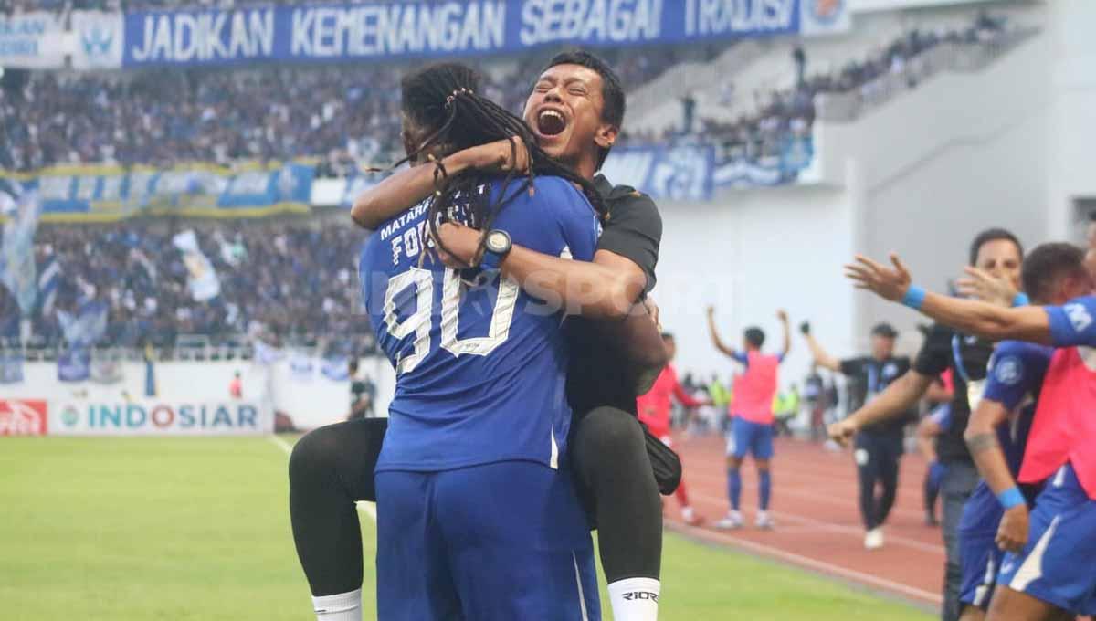 Selebrasi Carlos Fortes usai mencetak gol ke gawang Persebaya pada pertandingan pekan ketiga Liga 1 di Stadion Jatidiri (Semarang), Minggu (16/07/23).