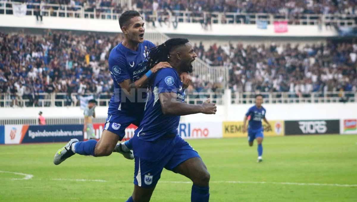 Selebrasi Carlos Fortes dengan rekan setim Paulo Domingos Gali usai mencetak gol ke gawang Persebaya pada pertandingan pekan ketiga Liga 1 di Stadion Jatidiri (Semarang), Minggu (16/07/23).