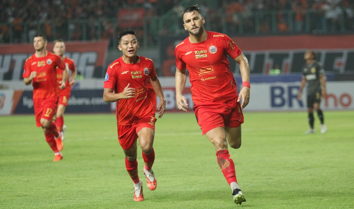 Selebrasi Marko Simic usai cetak gol untuk Persija Jakarta di Liga 1 2023/2024.