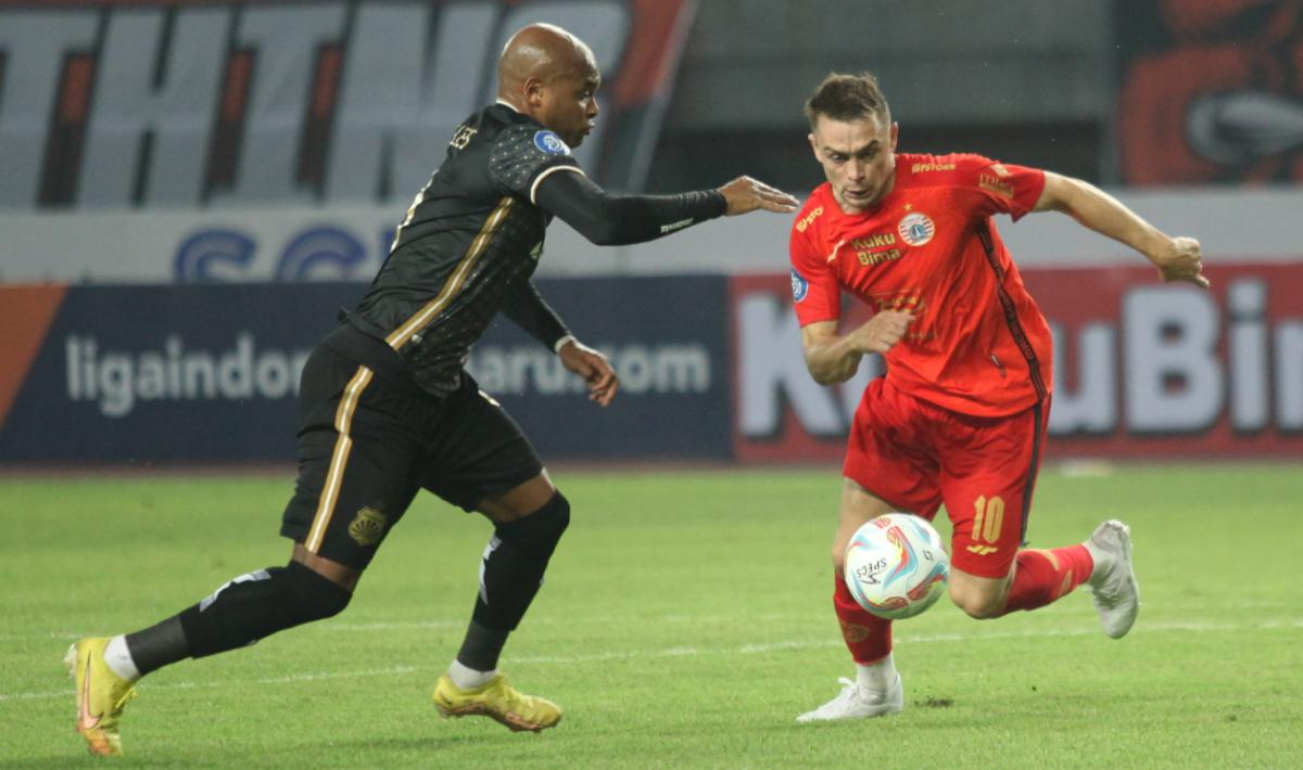 Aksi pemain Persija, Maciej Gajos (kanan) dikawal ketat bek Bhayangkara FC, Anderson Salles pada laga pekan ketiga Liga 1 2023/2024 di stadion Patriot Bekasi, Minggu (16/07/23).