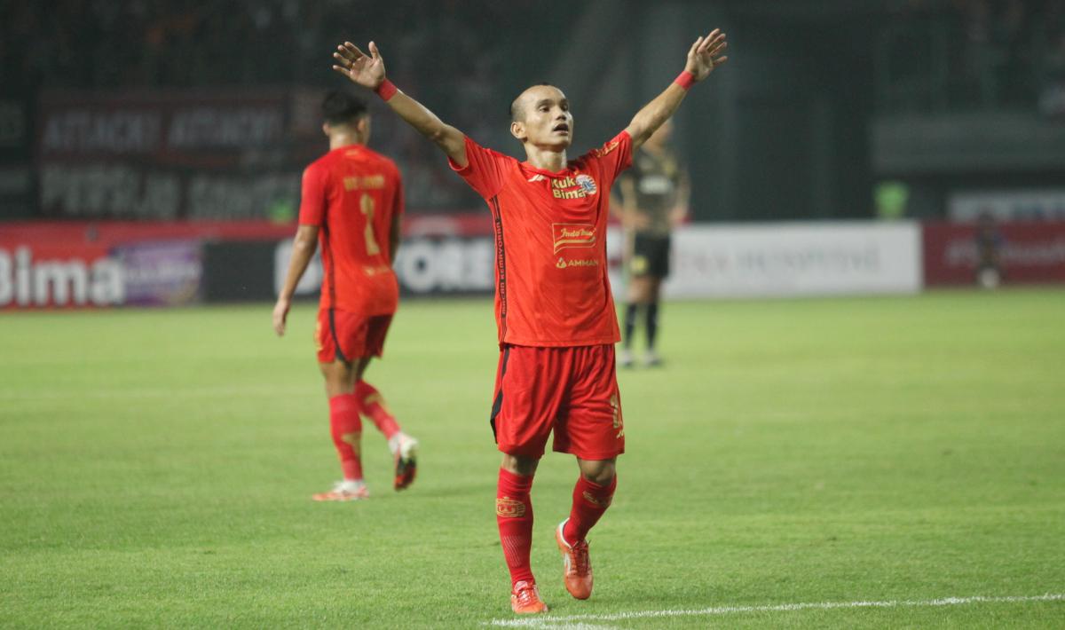 Selebrasi pemain Persija, Riko Simanjuntak usai mencetak gol ke gawang Bhayangkara FC pada laga pekan ketiga Liga 1 2023/2024 di stadion Patriot Bekasi, Minggu (16/07/23).
