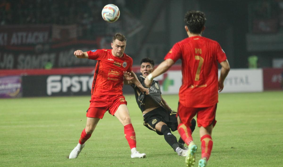 Pemain Persija, Maciej Gajos mempertahankan bola dari gangguan pemain Bhayangkara FC pada laga pekan ketiga Liga 1 2023/2024 di stadion Patriot Bekasi, Minggu (16/07/23).