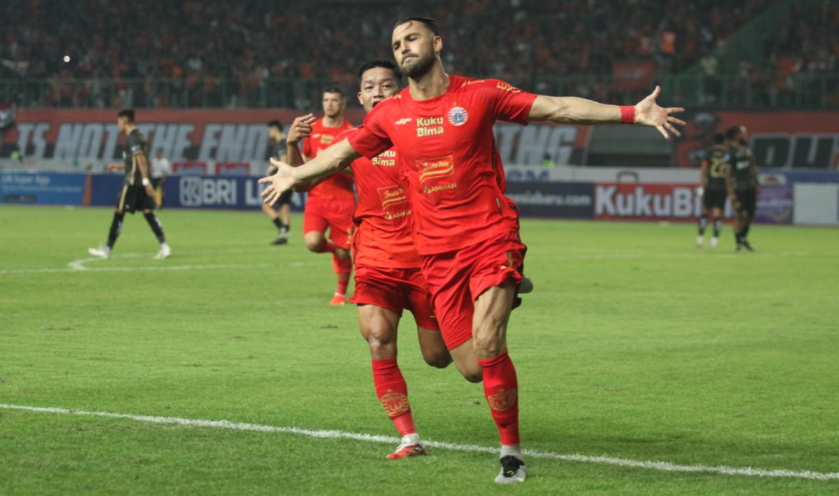 Selebrasi striker Persija, Marko Simic usai mencetak gol ke gawang Bhayangkara FC pada laga pekan ketiga Liga 1 2023/2024 di stadion Patriot Bekasi, Minggu (16/07/23).