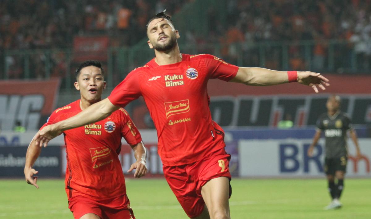 Selebrasi striker Persija, Marko Simic usai mencetak gol ke gawang Bhayangkara FC pada laga pekan ketiga Liga 1 2023/2024 di stadion Patriot Bekasi, Minggu (16/07/23).