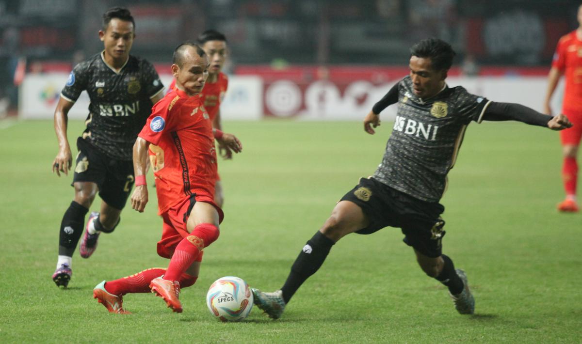 Aksi pemain Persija, Riko Simanjuntak mencoba melewati hadangan pemain Bhayangkara FC pada laga pekan ketiga Liga 1 2023/2024 di stadion Patriot Bekasi, Minggu (16/07/23).