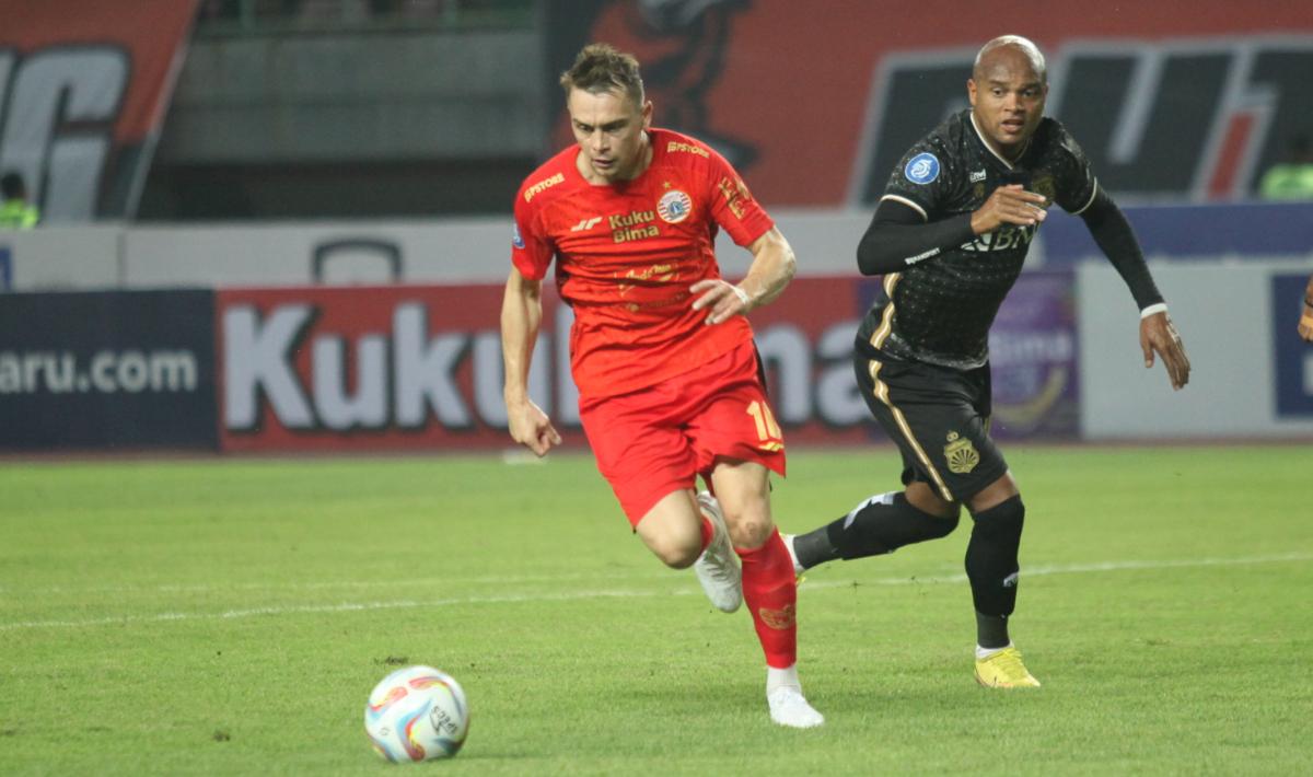 Pemain Persija, Maciej Gajos melewati pemain Bhayangkara FC, Anderson Salles pada laga pekan ketiga Liga 1 2023/2024 di stadion Patriot Bekasi, Minggu (16/07/23).