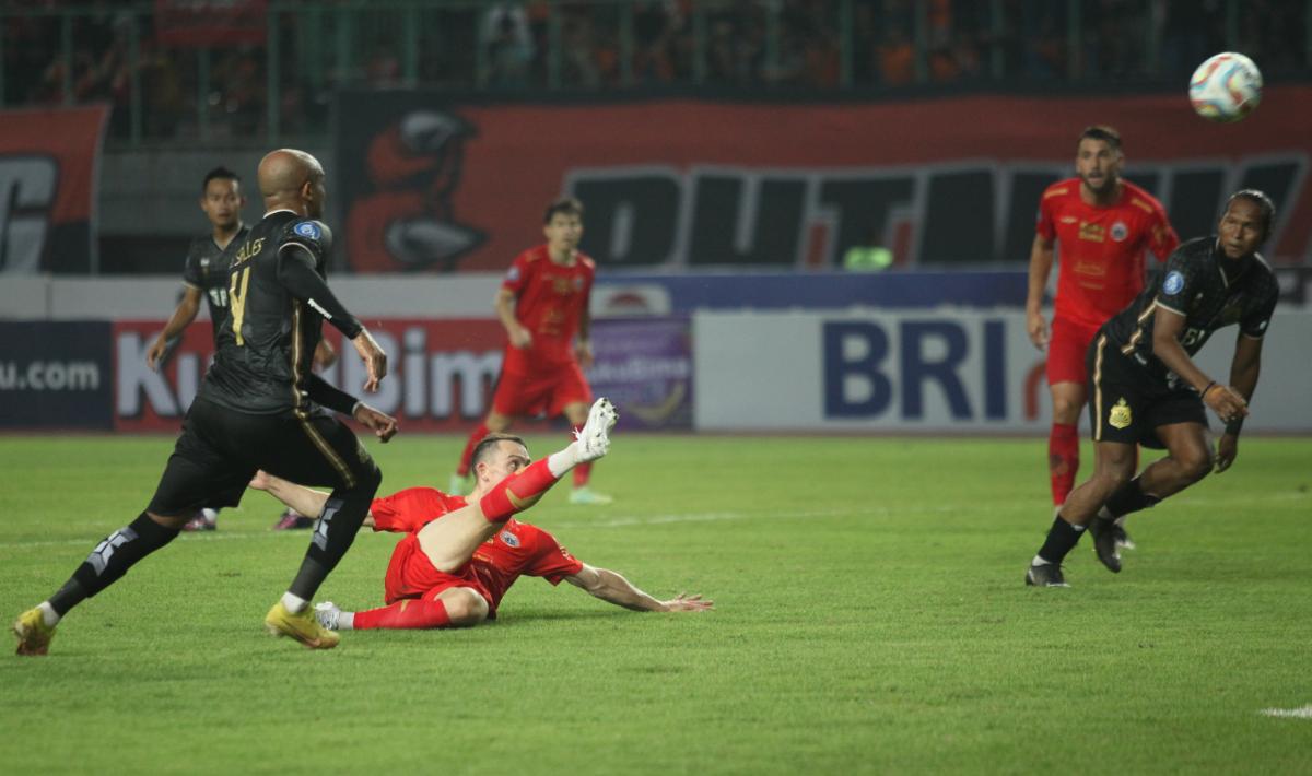 Pemain persija, Maciej Gajos melakukan tendangan ke gawang Bhayangkara FC pada laga pekan ketiga Liga 1 2023/2024 di stadion Patriot Bekasi, Minggu (16/07/23).