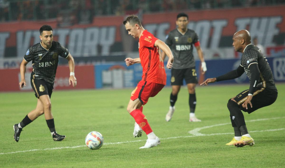 Pemain Persija, Maciej Gajos mempertahankan bola dari gangguan pemain Bhayangkara FC pada laga pekan ketiga Liga 1 2023/2024 di stadion Patriot Bekasi, Minggu (16/07/23).