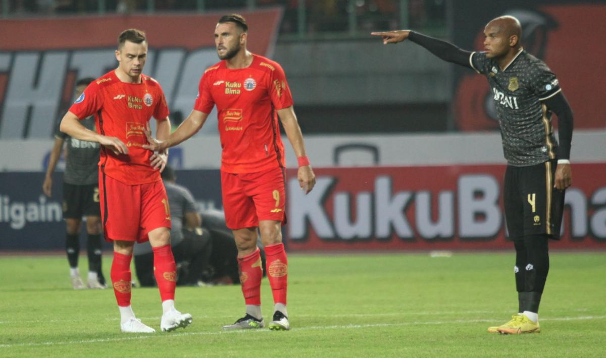 Dua pemain Persija, Marko Simic dan Maciej Gajos berdiskusi pada laga pekan ketiga Liga 1 2023/2024 melawan Bhayangkara FC di stadion Patriot Bekasi, Minggu (16/07/23).