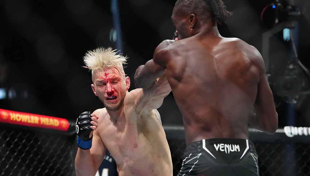 Petarung Dan Hooker (sarung tangan biru) melawan Jalin Turner (sarung tangan merah) di UFC 290 di T-Mobile Arena. (Foto: REUTERS/Stephen R. Sylvanie)