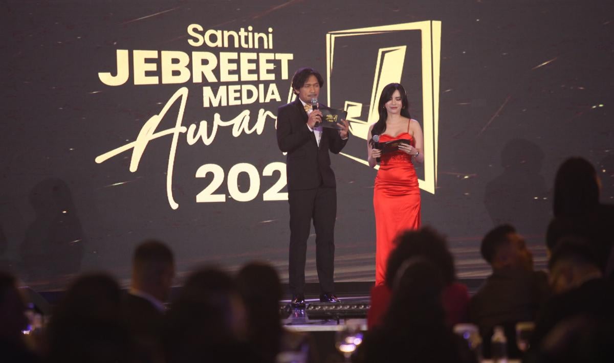 Ibnu Jamil dan Maria Vania saat membawakan acara penghargaan Santini Jebreeet Media Awards 2023 di JS Luwansa Hotel, Rabu (19/07/23).