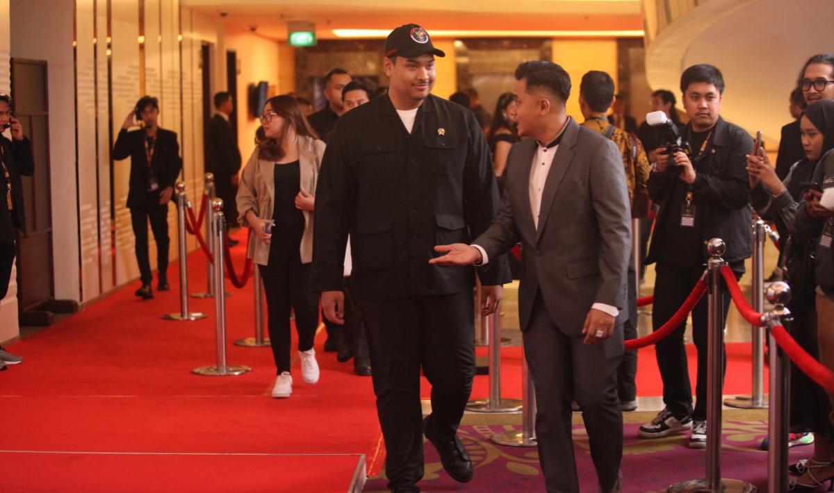 Valentino Simanjuntak saat menyambut kedatangan Menpora Dito Ariotedjo di red carpet pada penghargaan Santini Jebreeet Media Awards 2023 di JS Luwansa Hotel, Rabu (19/07/23).