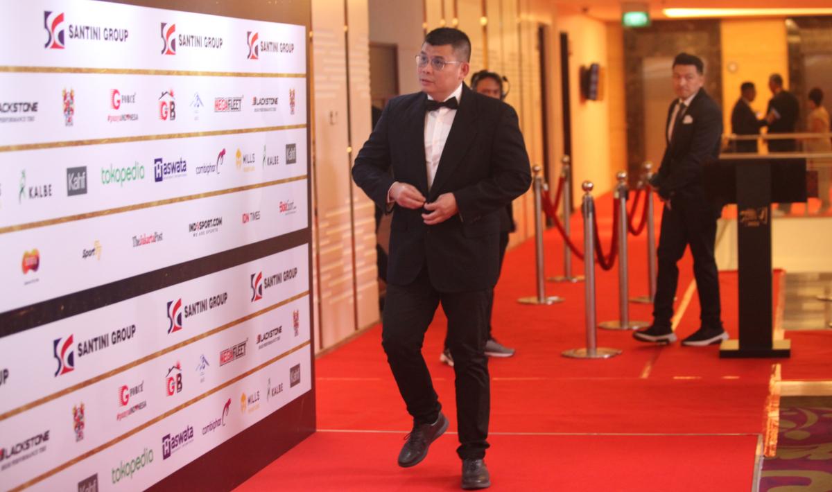 Legenda tinju Indonesia, Chris John di red carpet pada penghargaan Santini Jebreeet Media Awards 2023 di JS Luwansa Hotel, Rabu (19/07/23).