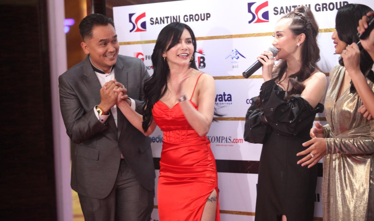 Cantiknya Maria Vania di red carpet pada penghargaan Santini Jebreeet Media Awards 2023 di JS Luwansa Hotel, Rabu (19/07/23).