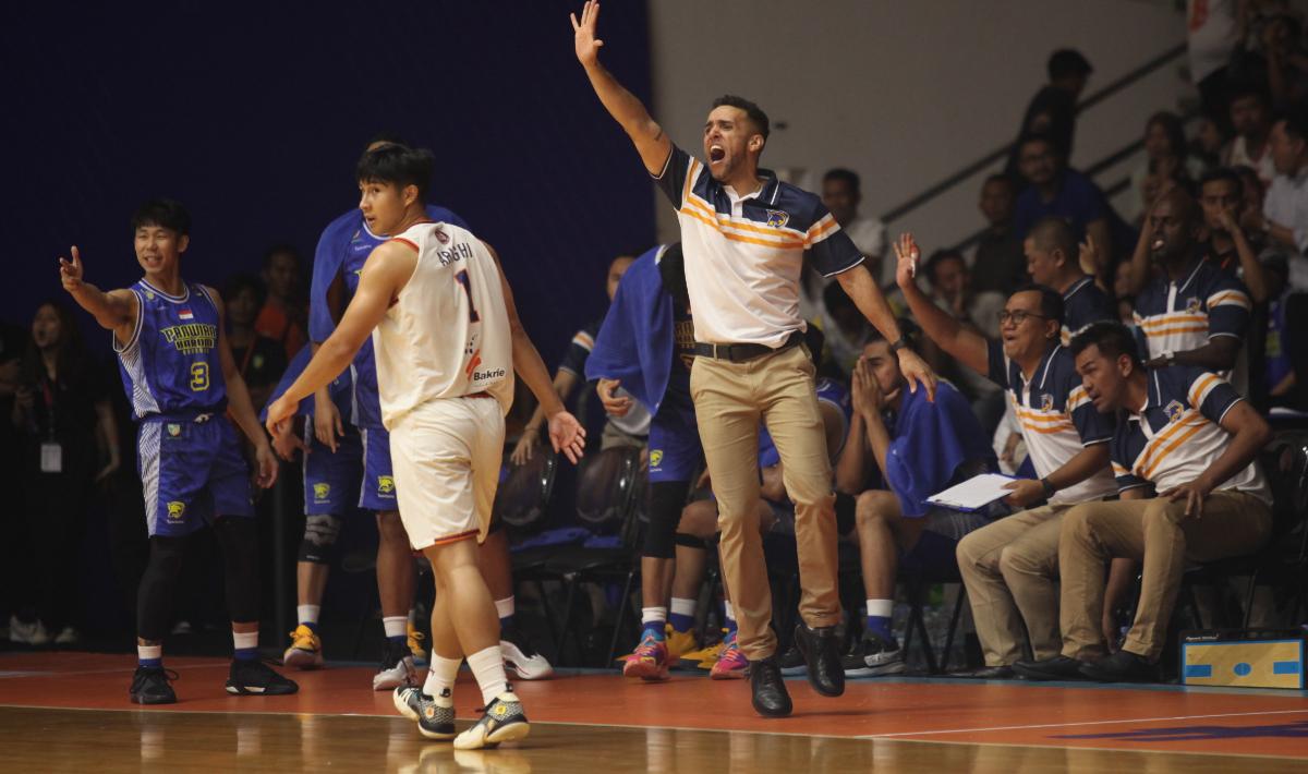Pelatih Prawira Bandung, David Singleton, pada game 1 babak final IBL 2023 di Hall A Basket GBK, Kamis (20/7/23).