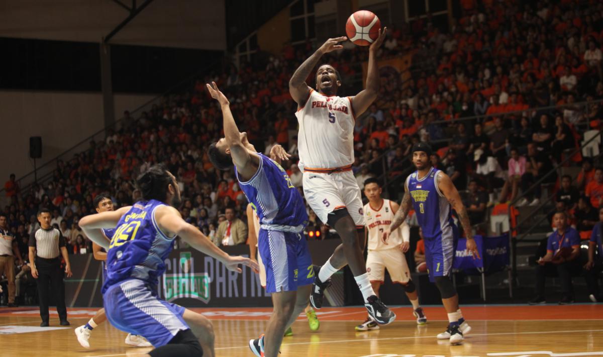 Pelita Jaya takluk dari Prawira Bandung 65-74 pada game 1 babak final IBL 2023 di Hall A Basket GBK, Kamis (20/07/23).