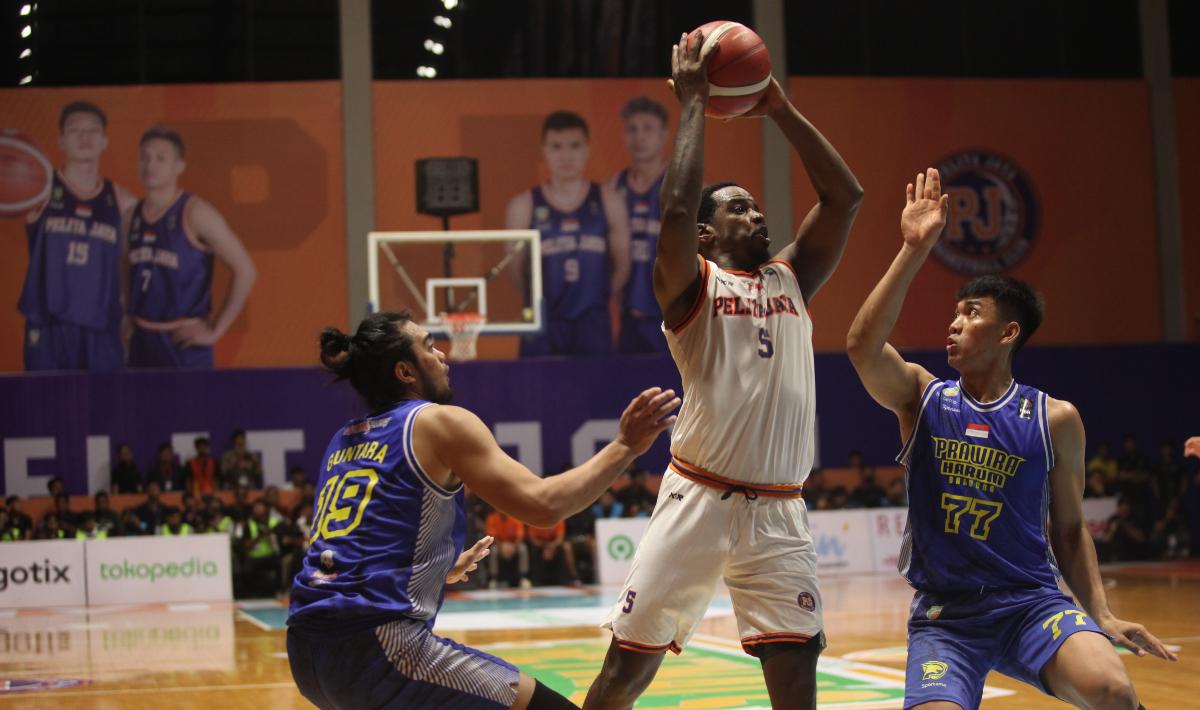 Pelita Jaya takluk dari Prawira Bandung 65-74 pada game 1 babak final IBL 2023 di Hall A Basket GBK, Kamis (20/07/23).