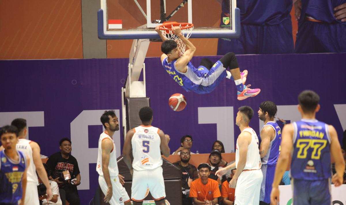 Pelita Jaya takluk dari Prawira Bandung 65-74 pada game 1 babak final IBL 2023 di Hall A Basket GBK, Kamis (20/07/23).
