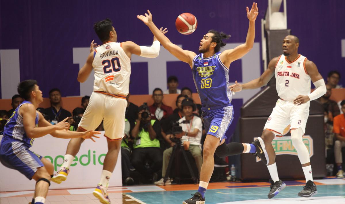 Pelita Jaya takluk dari Prawira Bandung 65-74 pada game 1 babak final IBL 2023 di Hall A Basket GBK, Kamis (20/07/23).